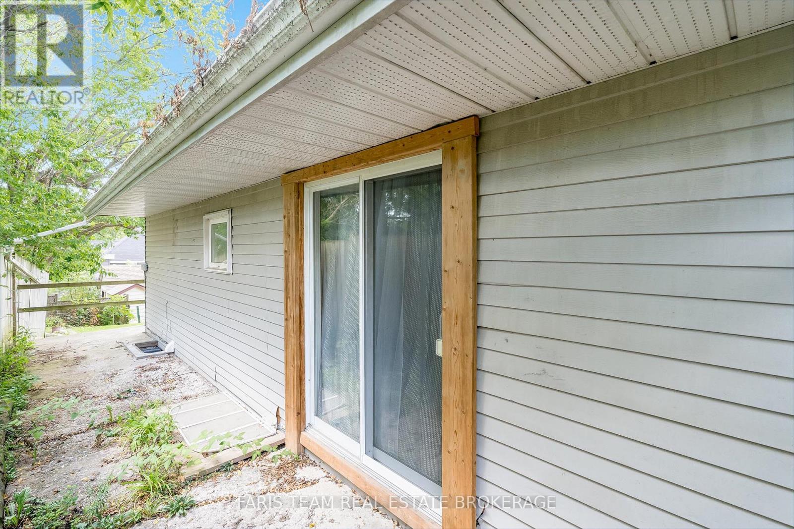 Photo 3 of 405 Bay Street, Midland ON