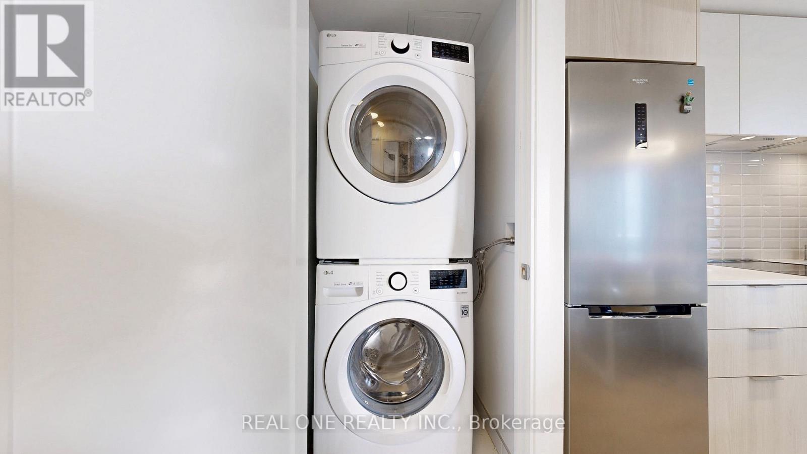 Photo 11 of 808 70 Annie Craig Drive, Toronto ON