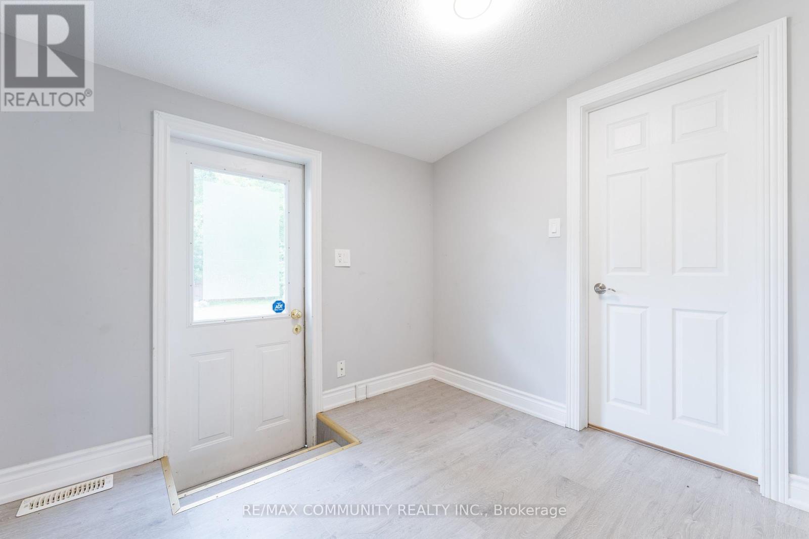Photo 13 of 306 Kenwood Avenue, Georgina ON