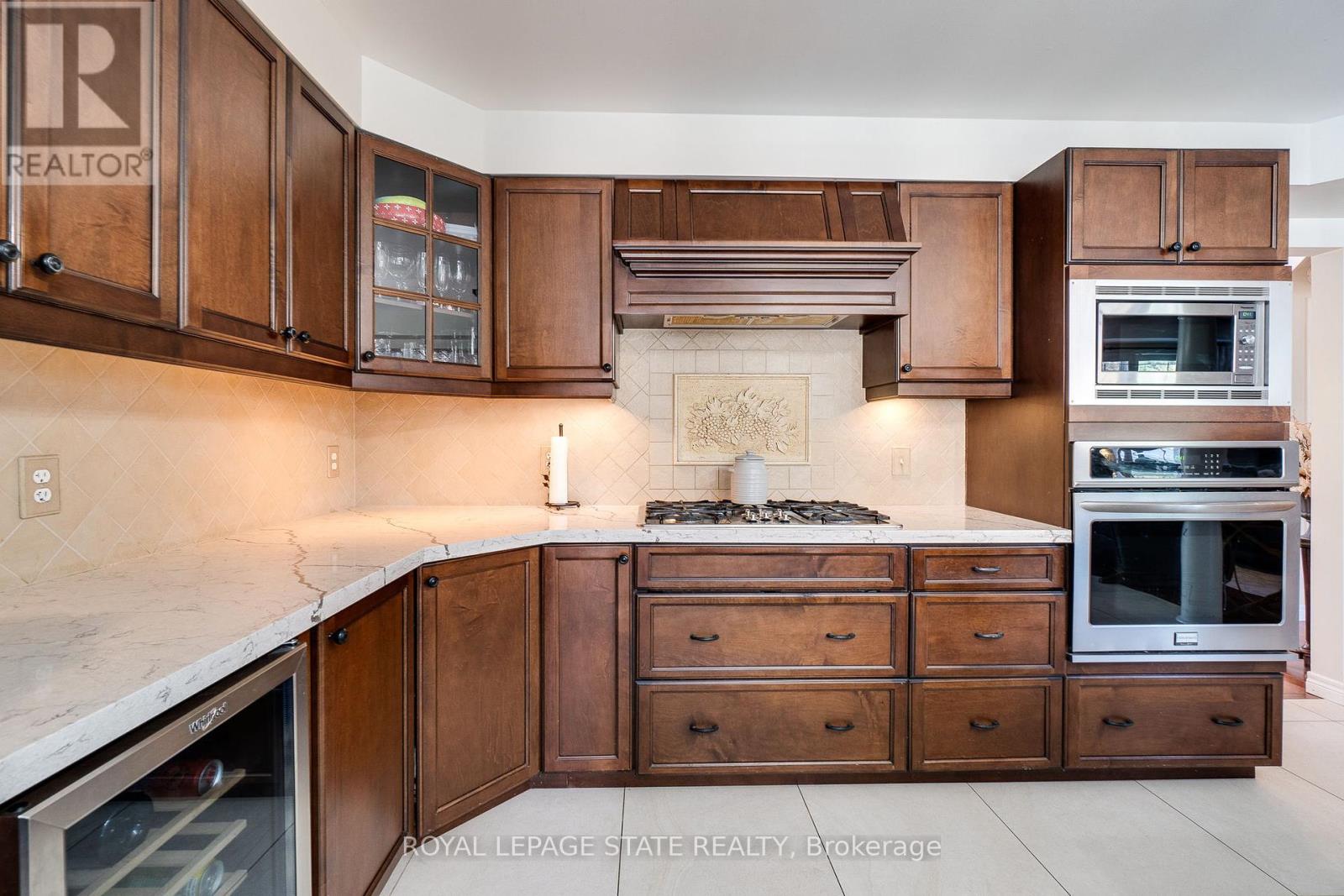 Photo 13 of 274 Springvalley Crescent, Hamilton ON