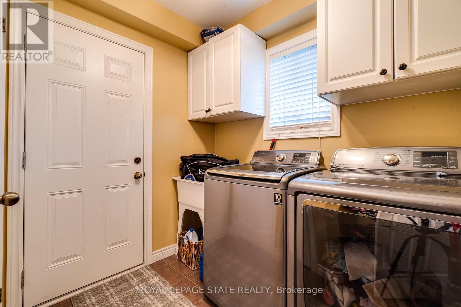Photo 31 of 274 Springvalley Crescent, Hamilton ON