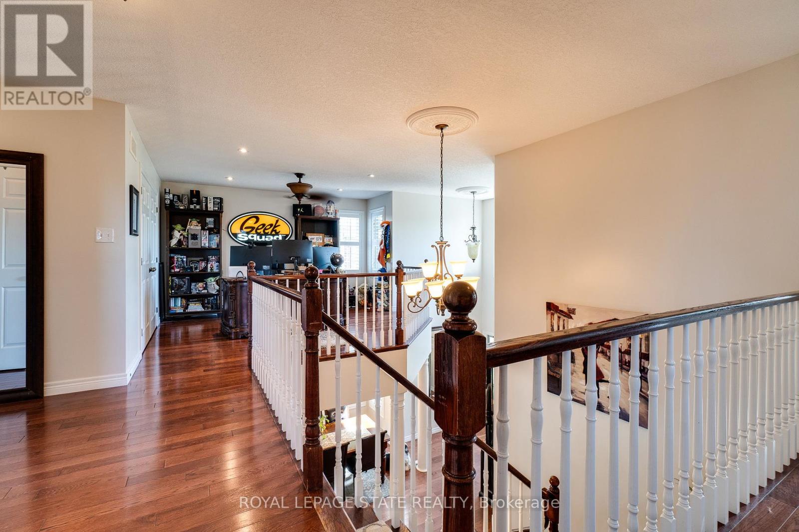 Photo 32 of 274 Springvalley Crescent, Hamilton ON