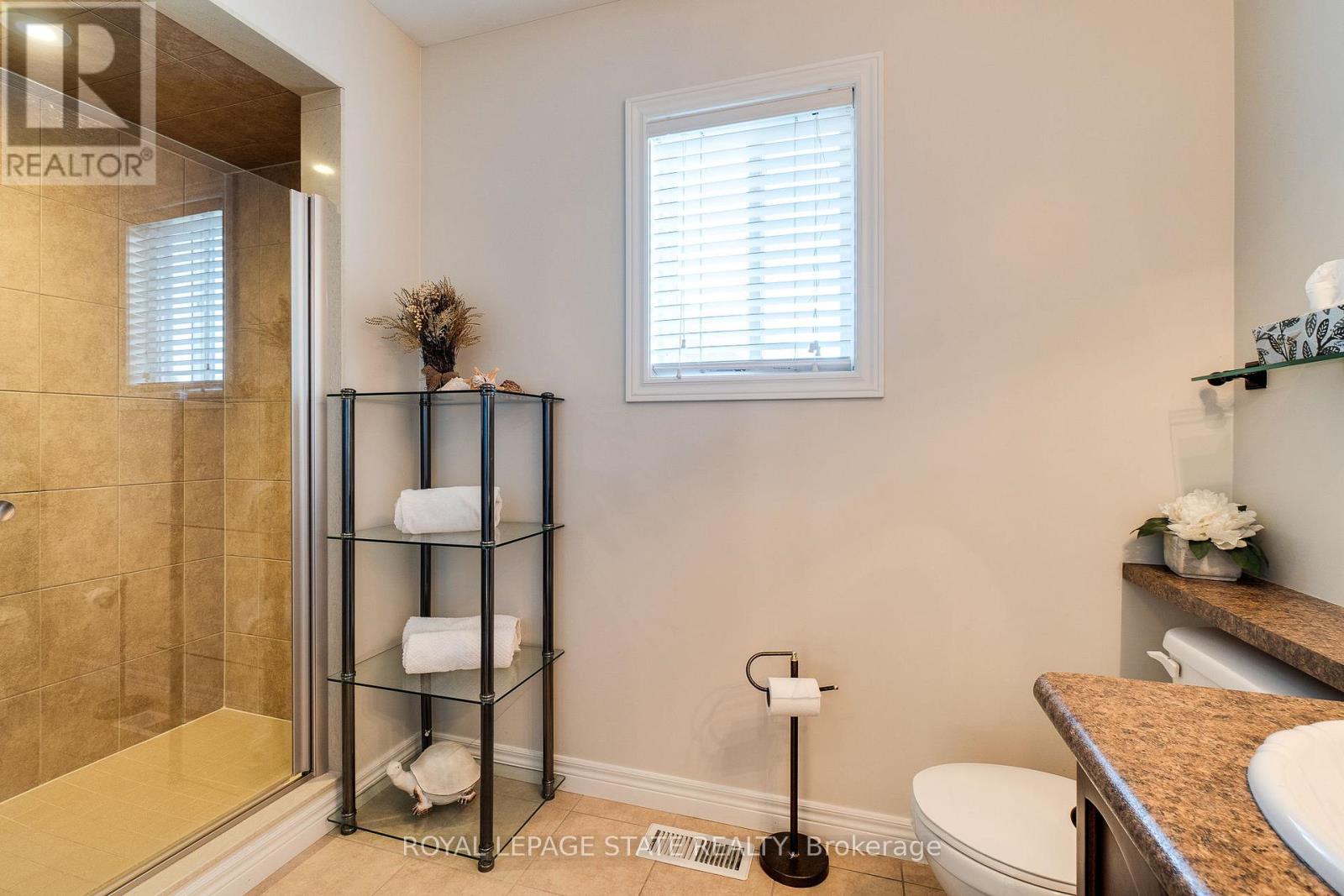 Photo 3 of 274 Springvalley Crescent, Hamilton ON
