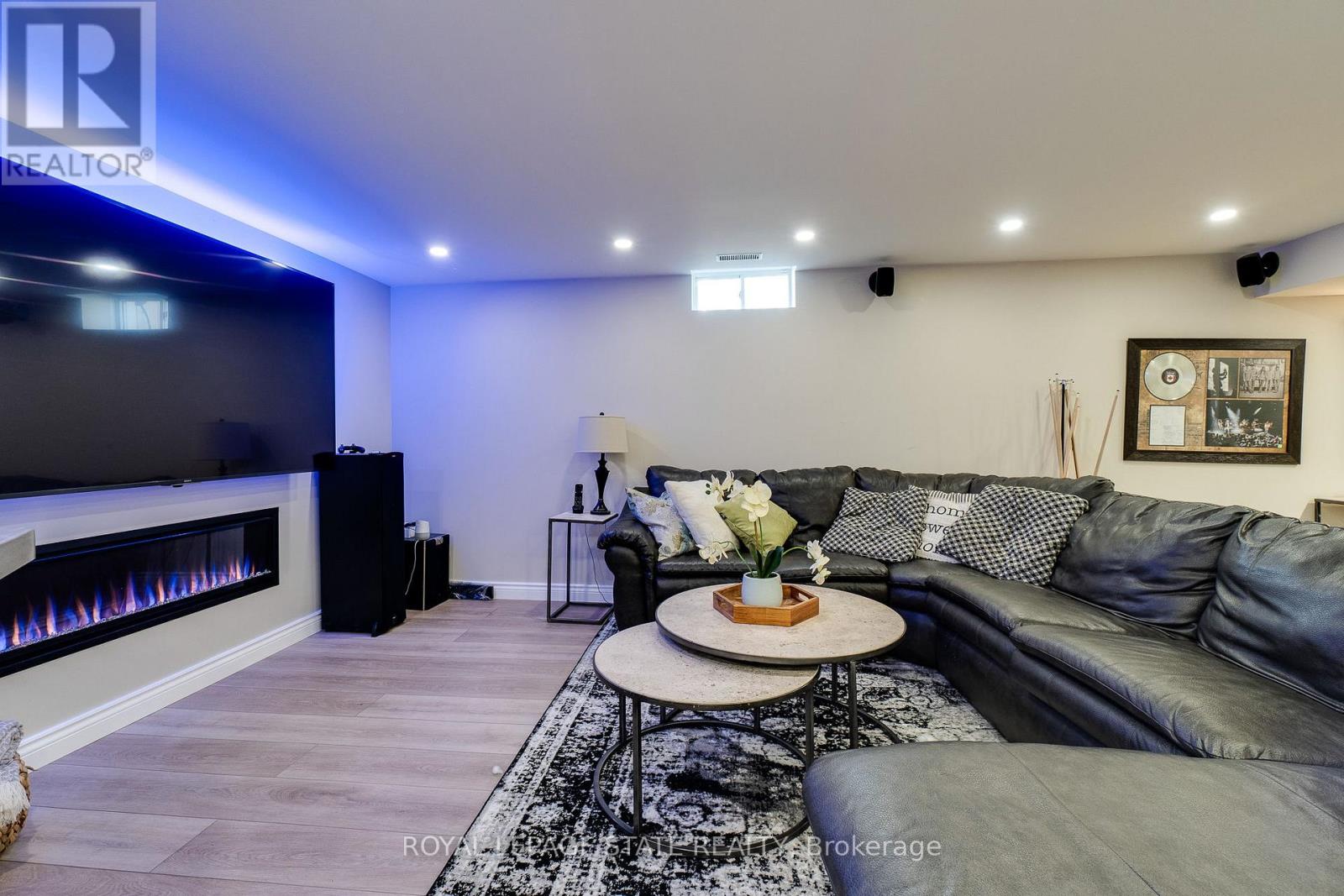 Photo 2 of 274 Springvalley Crescent, Hamilton ON