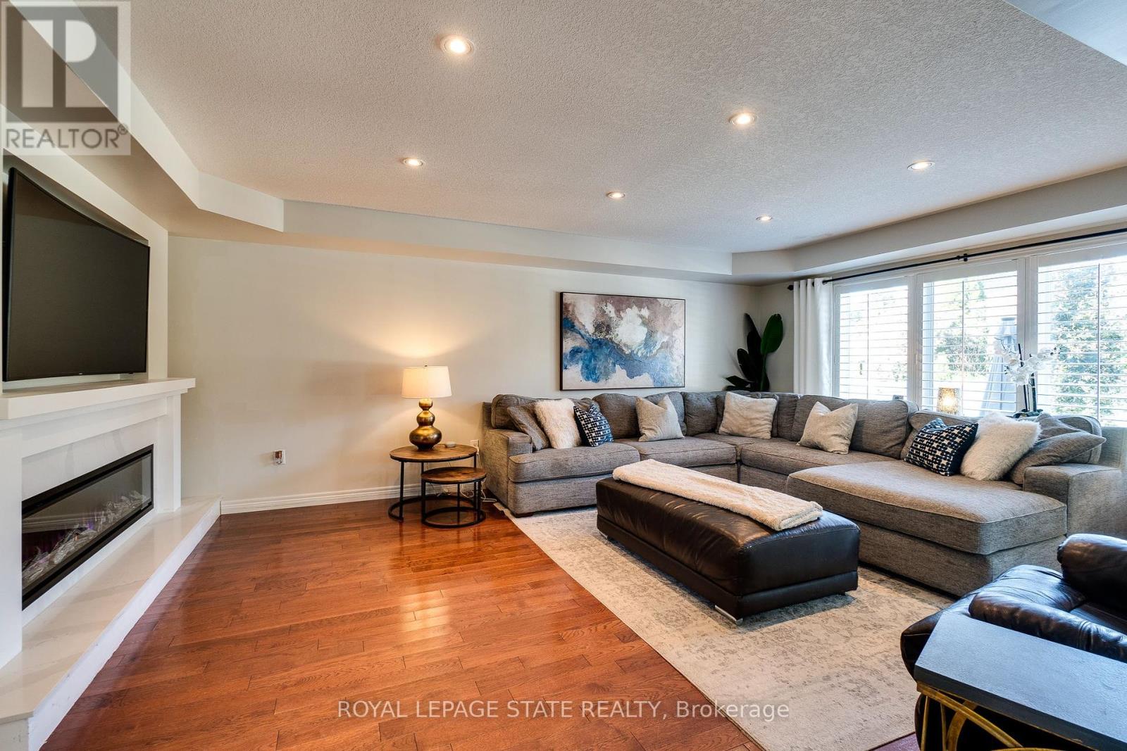 Photo 29 of 274 Springvalley Crescent, Hamilton ON