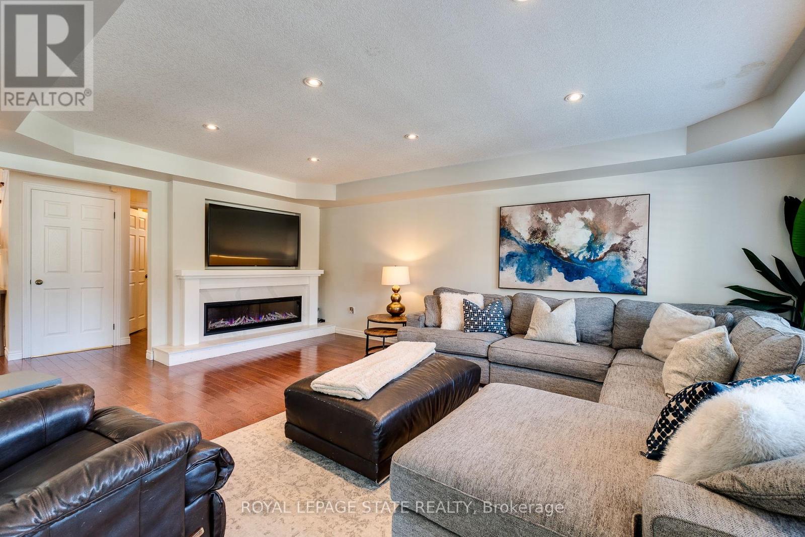 Photo 4 of 274 Springvalley Crescent, Hamilton ON