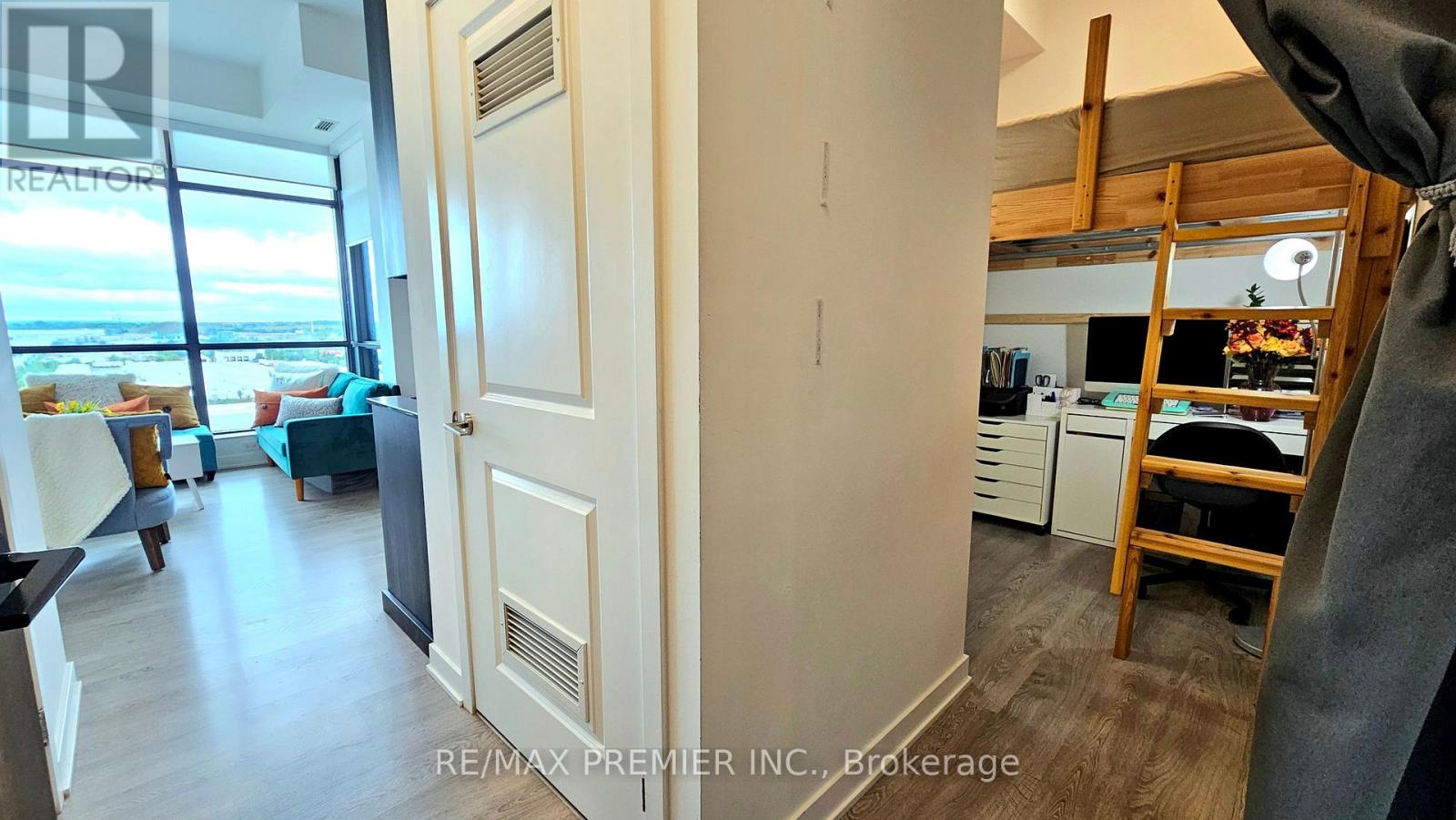 Photo 16 of Ph 3 120 Eagle Rock Way, Vaughan ON
