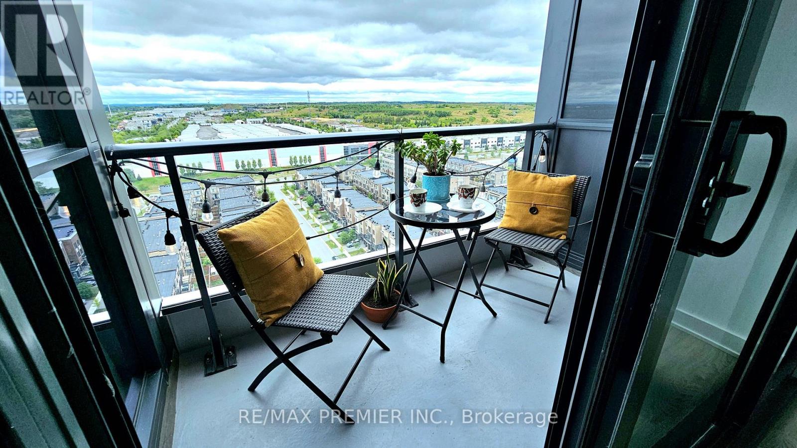 Photo 25 of Ph 3 120 Eagle Rock Way, Vaughan ON