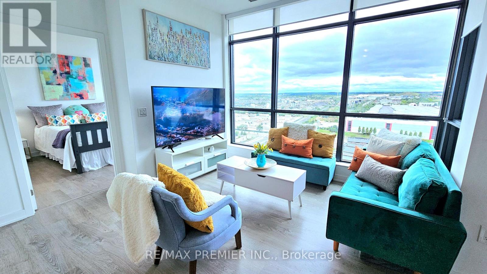 Photo 5 of Ph 3 120 Eagle Rock Way, Vaughan ON