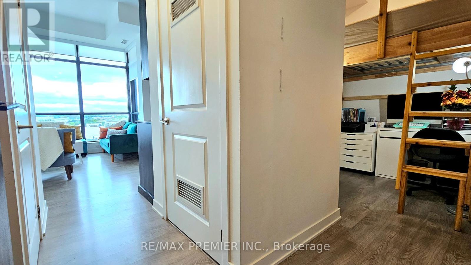 Photo 4 of Ph 3 120 Eagle Rock Way, Vaughan ON