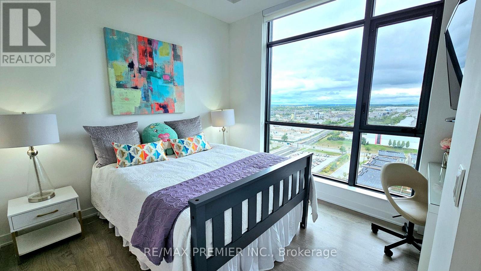 Photo 10 of Ph 3 120 Eagle Rock Way, Vaughan ON