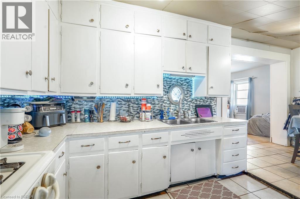 Photo 37 of 327 Sheridan Street, Brantford ON