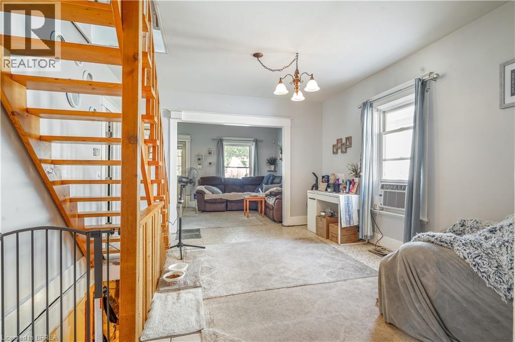 Photo 4 of 327 Sheridan Street, Brantford ON