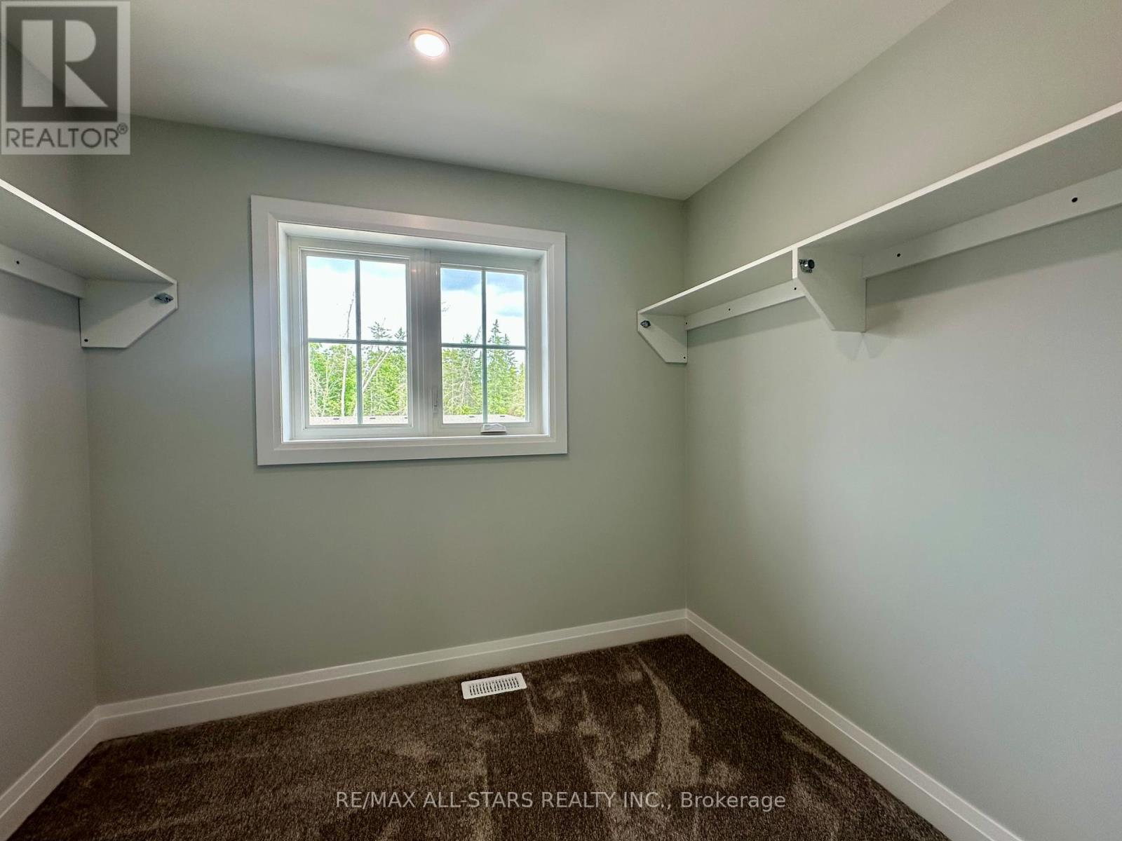 Photo 2 of 6 21 Hampton Lane, Selwyn ON
