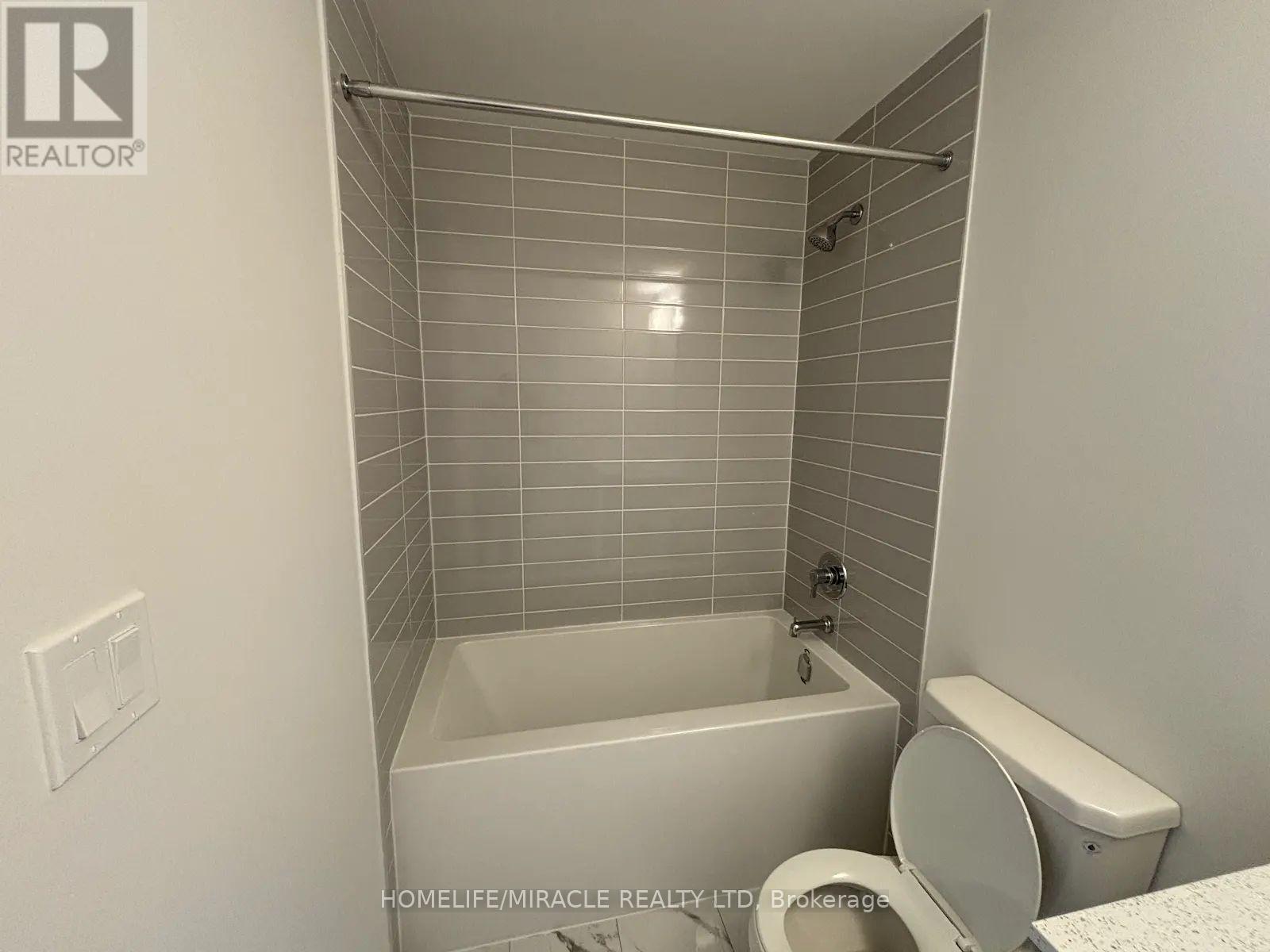 Photo 23 of 26 17 Lytham Green Circle, Newmarket ON