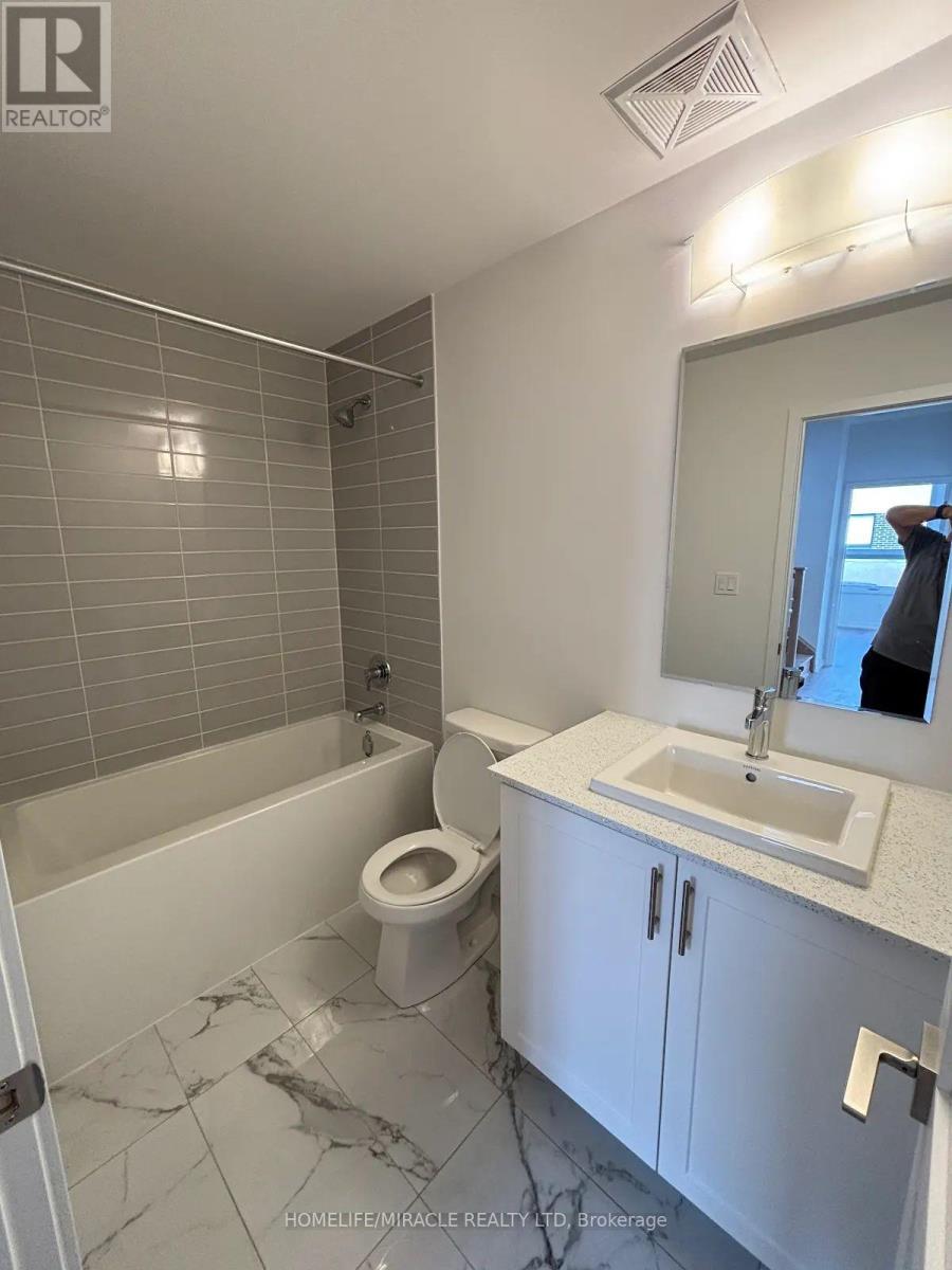 Photo 13 of 26 17 Lytham Green Circle, Newmarket ON