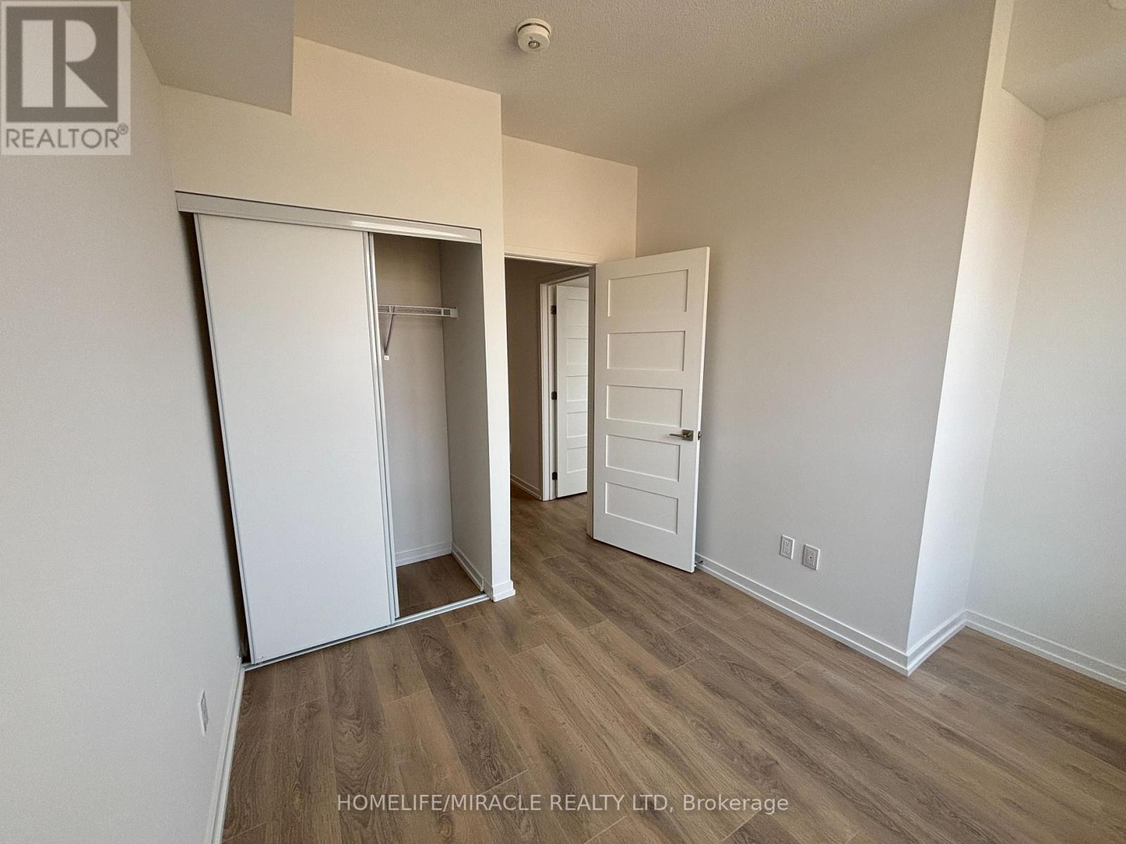 Photo 18 of 26 17 Lytham Green Circle, Newmarket ON