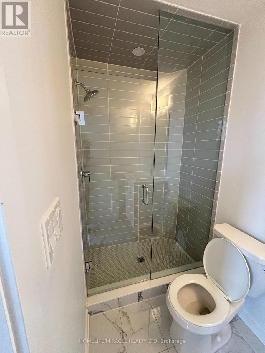 Photo 3 of 26 17 Lytham Green Circle, Newmarket ON