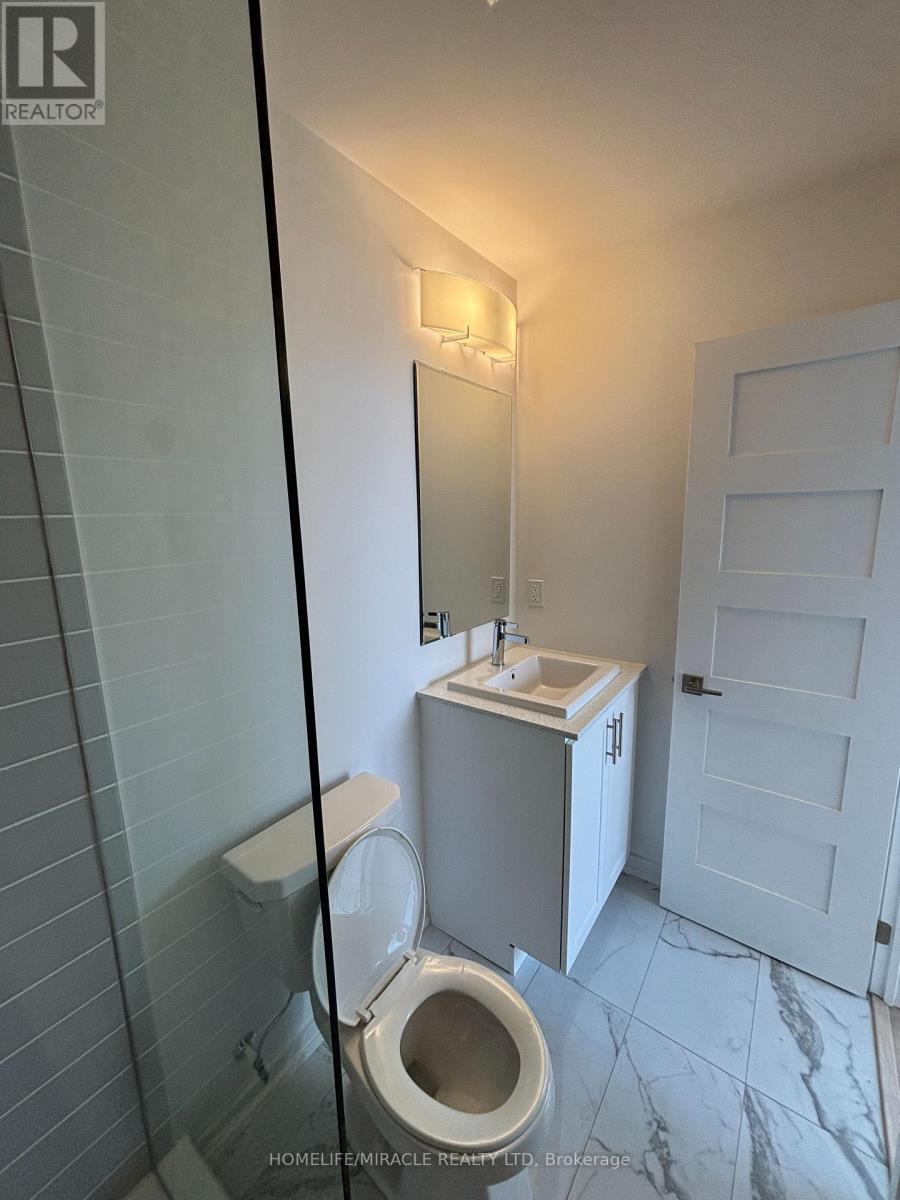 Photo 16 of 26 17 Lytham Green Circle, Newmarket ON