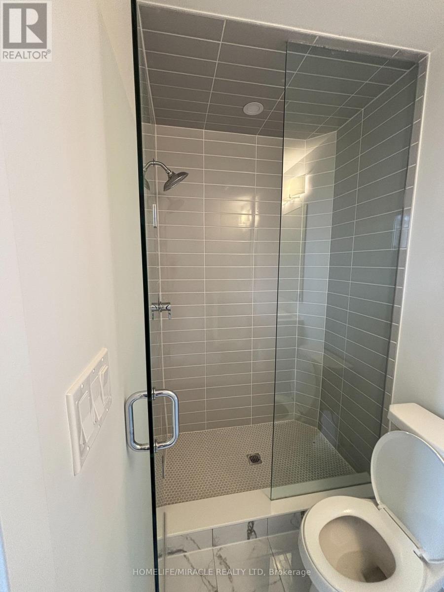 Photo 10 of 26 17 Lytham Green Circle, Newmarket ON