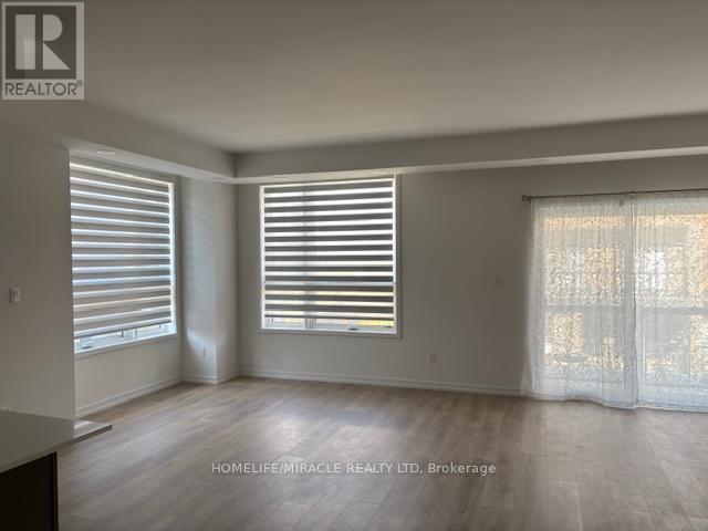Photo 5 of 26 17 Lytham Green Circle, Newmarket ON