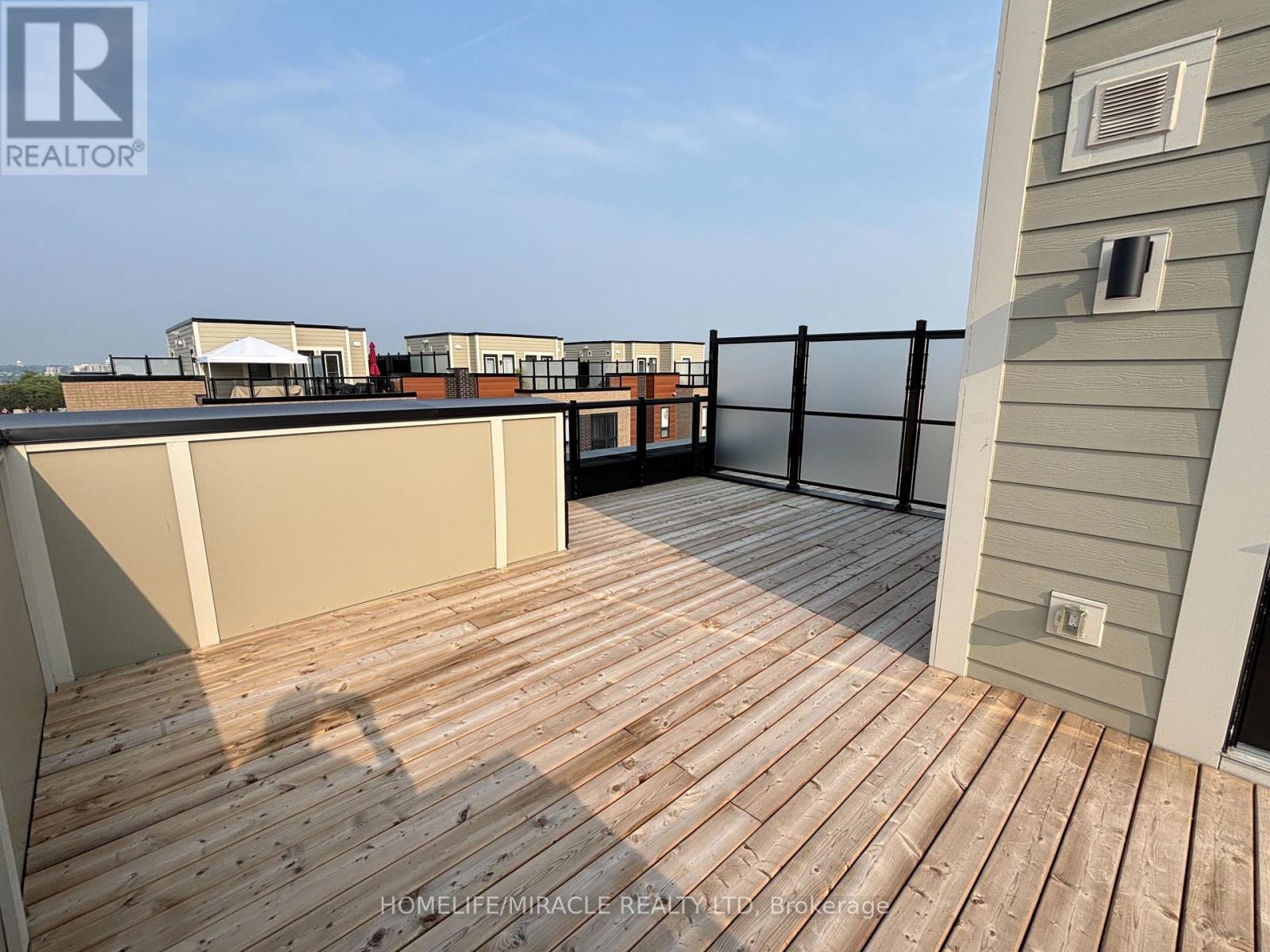 Photo 8 of 26 17 Lytham Green Circle, Newmarket ON