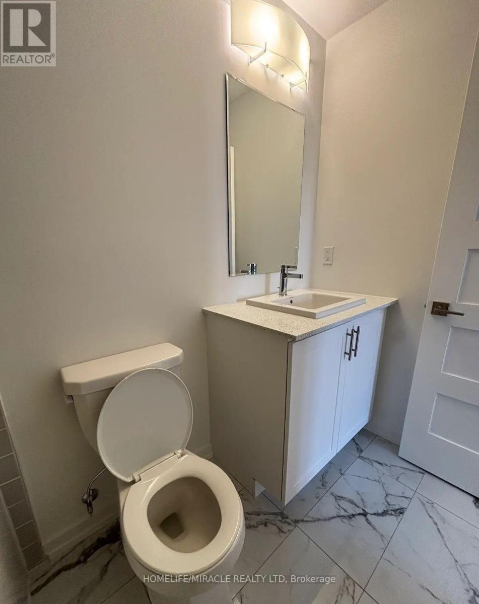 Photo 13 of 26 17 Lytham Green Circle, Newmarket ON