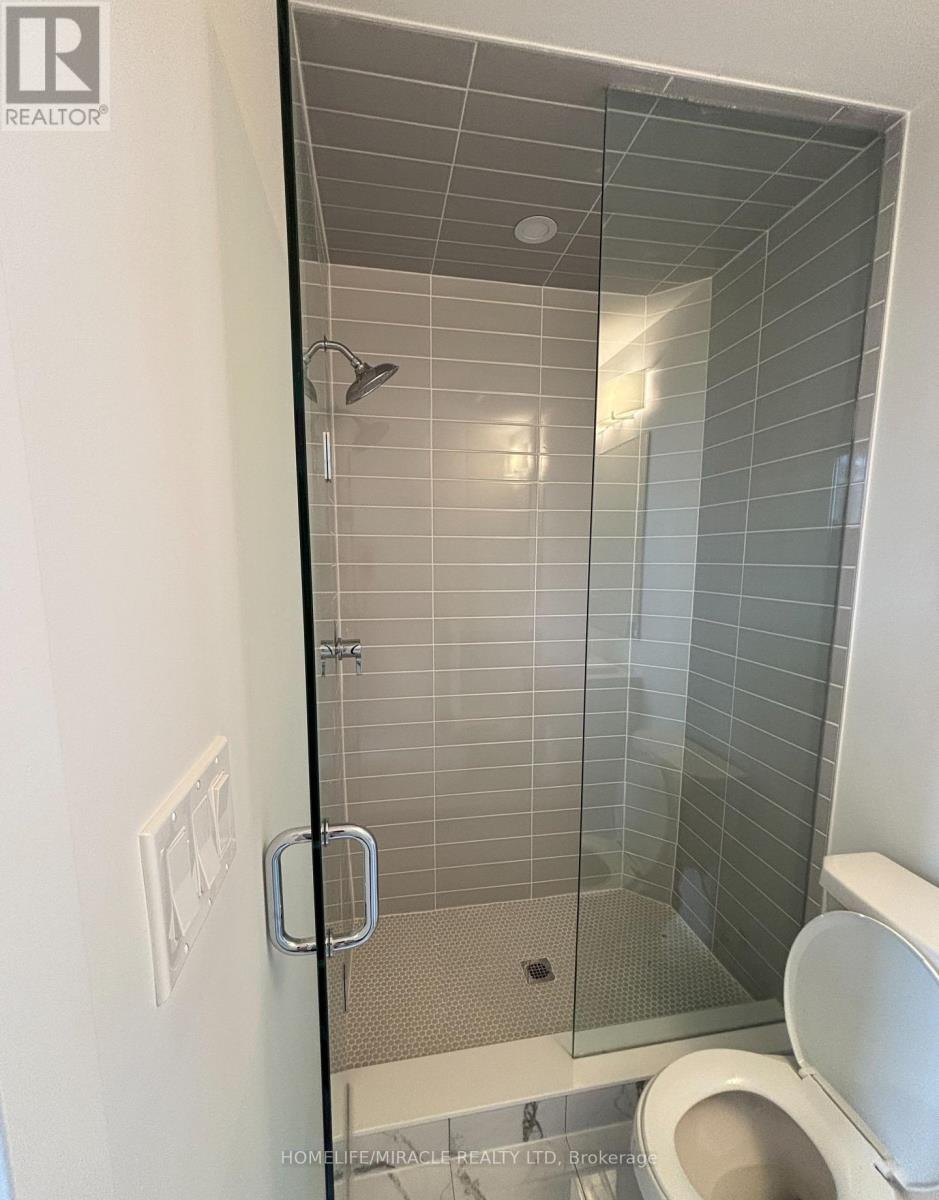 Photo 10 of 26 17 Lytham Green Circle, Newmarket ON