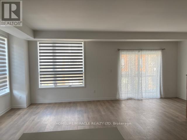 Photo 1 of 26 17 Lytham Green Circle, Newmarket ON