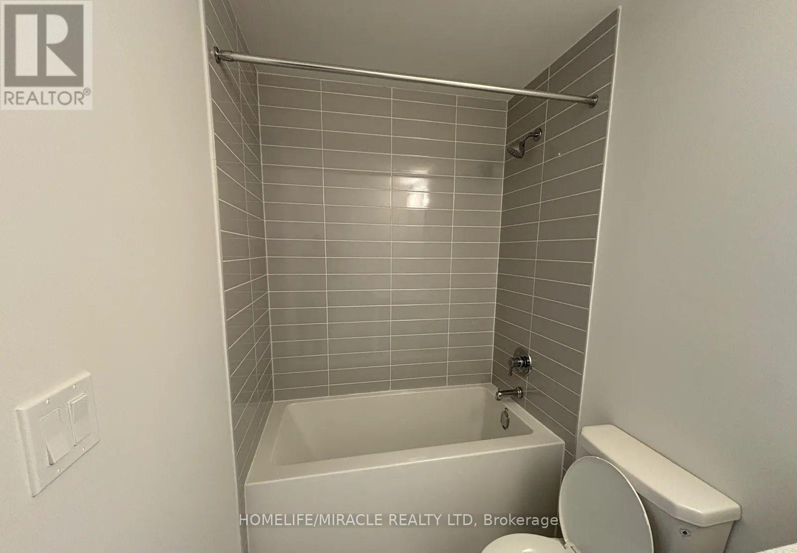 Photo 7 of 26 17 Lytham Green Circle, Newmarket ON