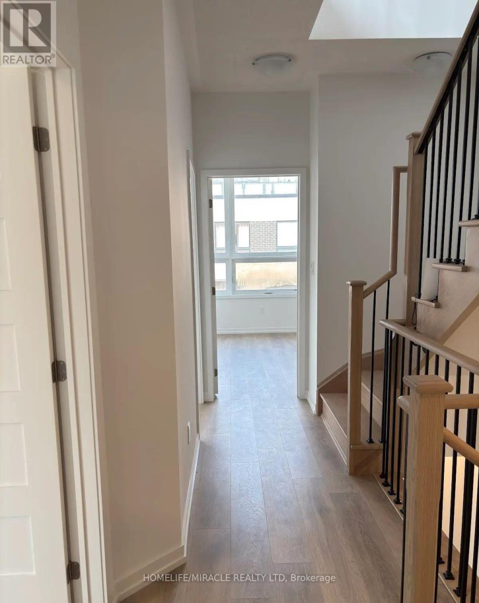Photo 23 of 26 17 Lytham Green Circle, Newmarket ON