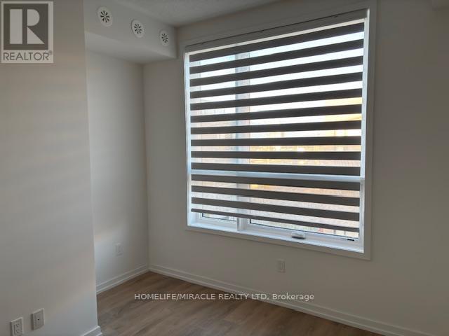 Photo 11 of 26 17 Lytham Green Circle, Newmarket ON