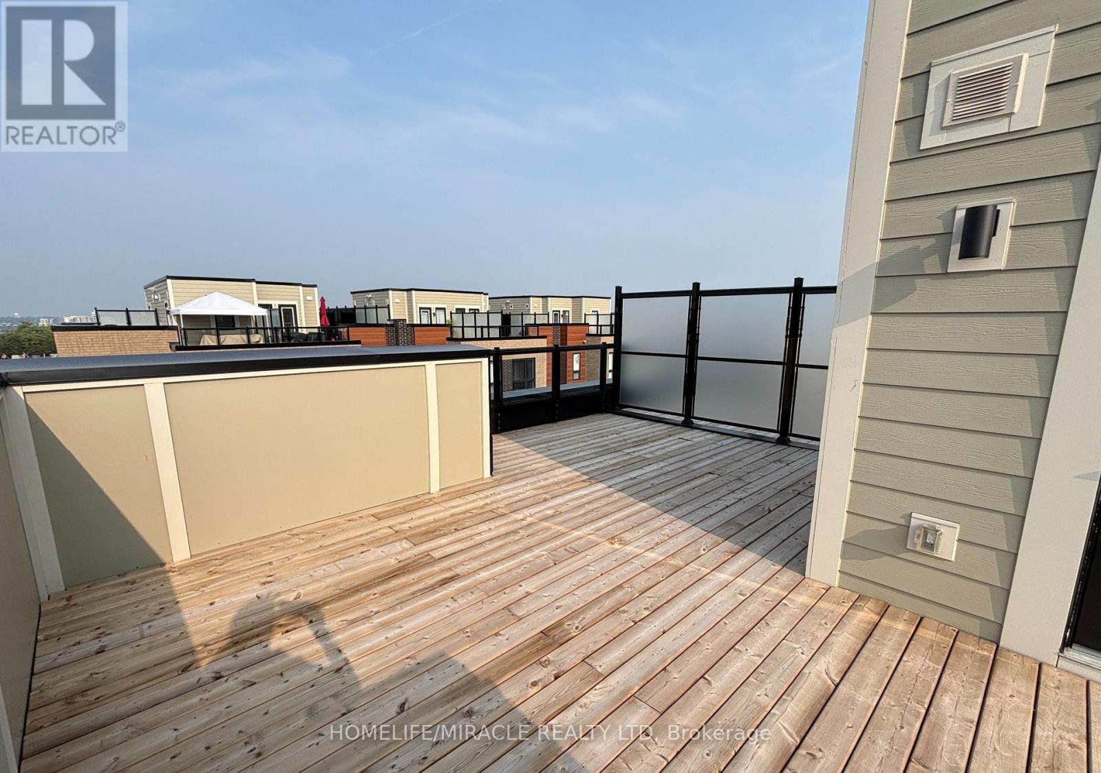 Photo 9 of 26 17 Lytham Green Circle, Newmarket ON