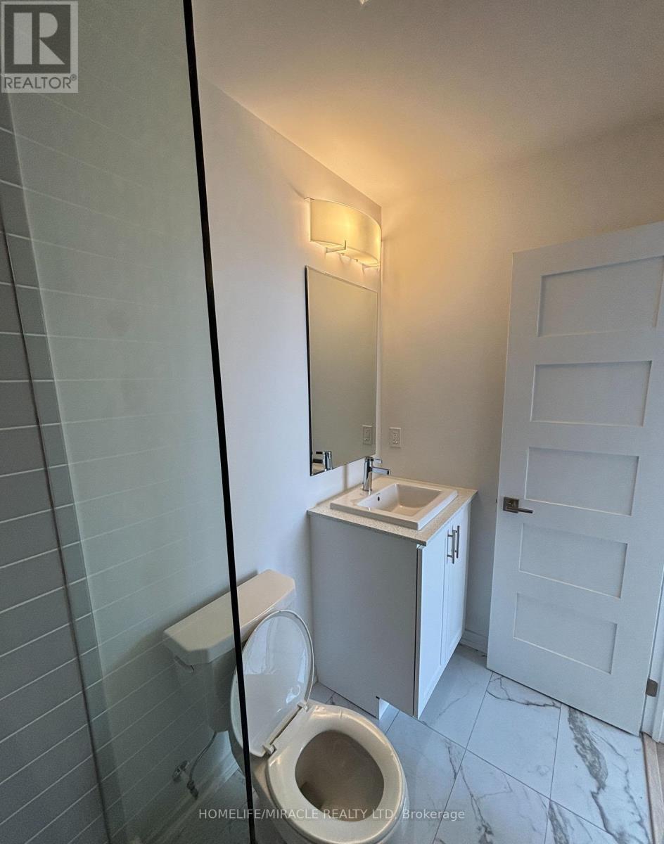 Photo 8 of 26 17 Lytham Green Circle, Newmarket ON