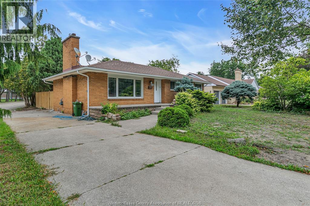 Photo 2 of 2728 Radisson Avenue, Windsor ON