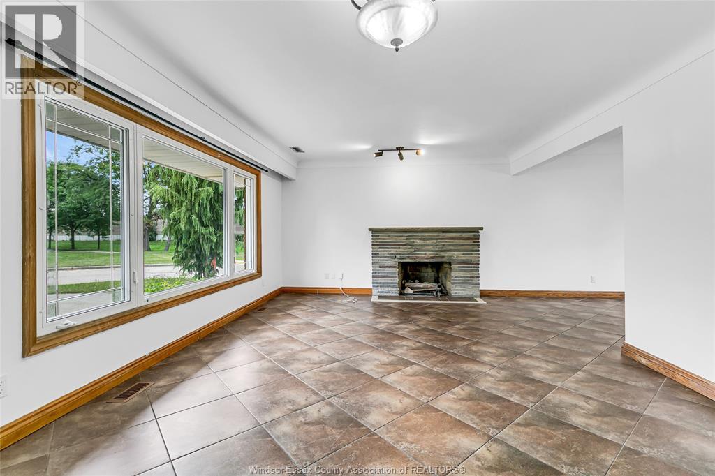 Photo 5 of 2728 Radisson Avenue, Windsor ON