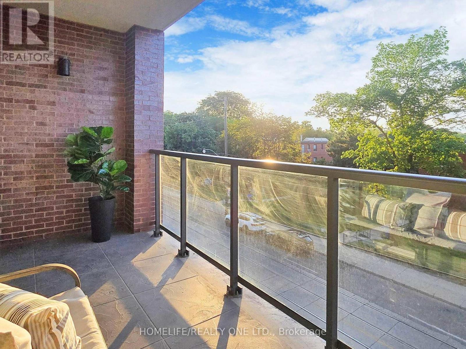 Photo 7 of 402 1331 Queen Street E, Toronto ON