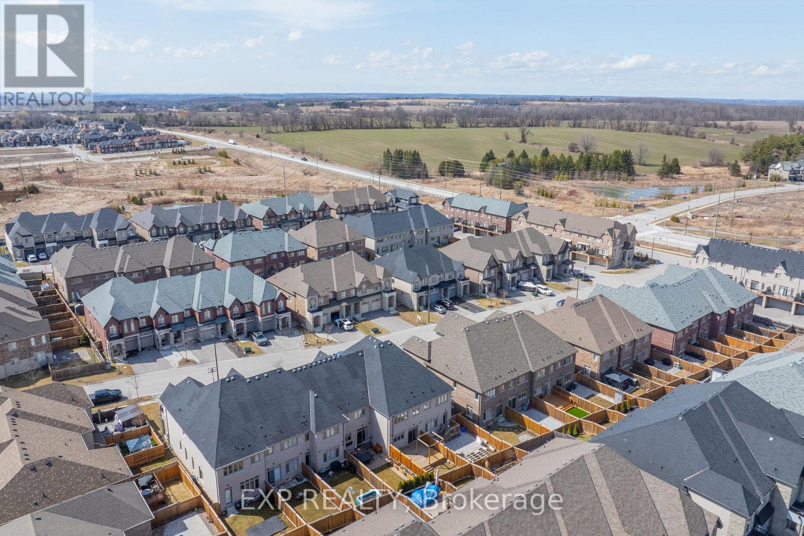 Photo 12 of 55 Walter Proctor Road, East Gwillimbury ON
