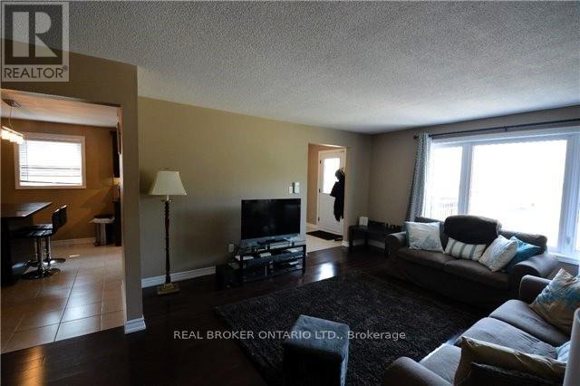 Photo 14 of Main Fl 710 Sunnypoint Drive, Newmarket ON