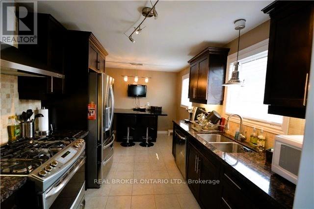 Photo 15 of Main Fl 710 Sunnypoint Drive, Newmarket ON
