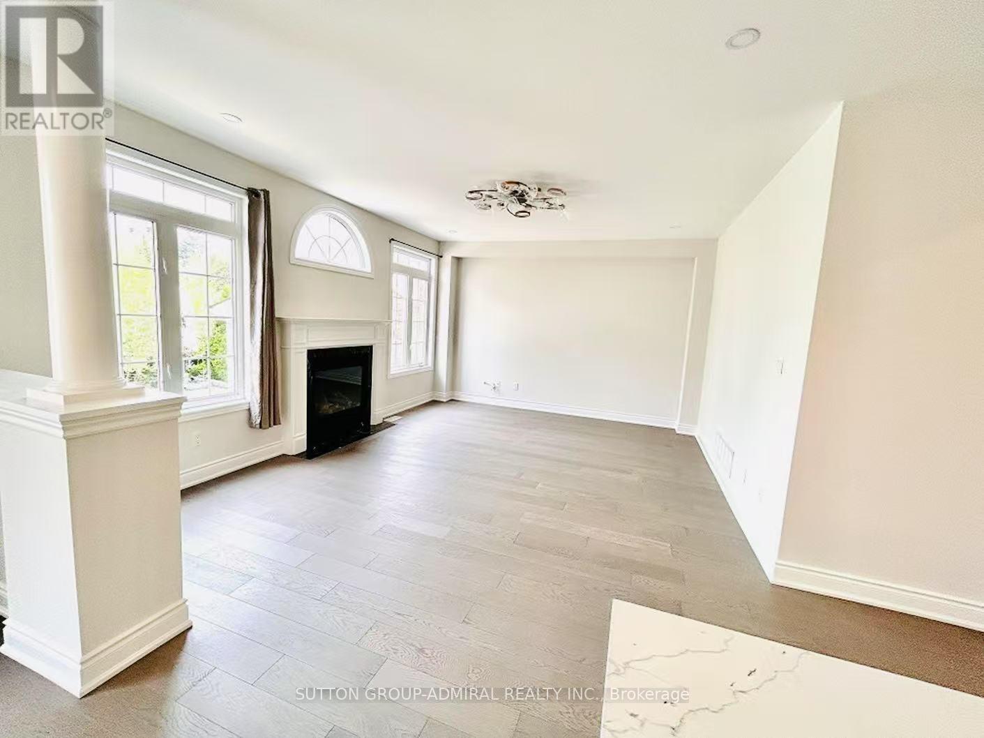 Photo 6 of 4 Castleglen Boulevard, Markham ON