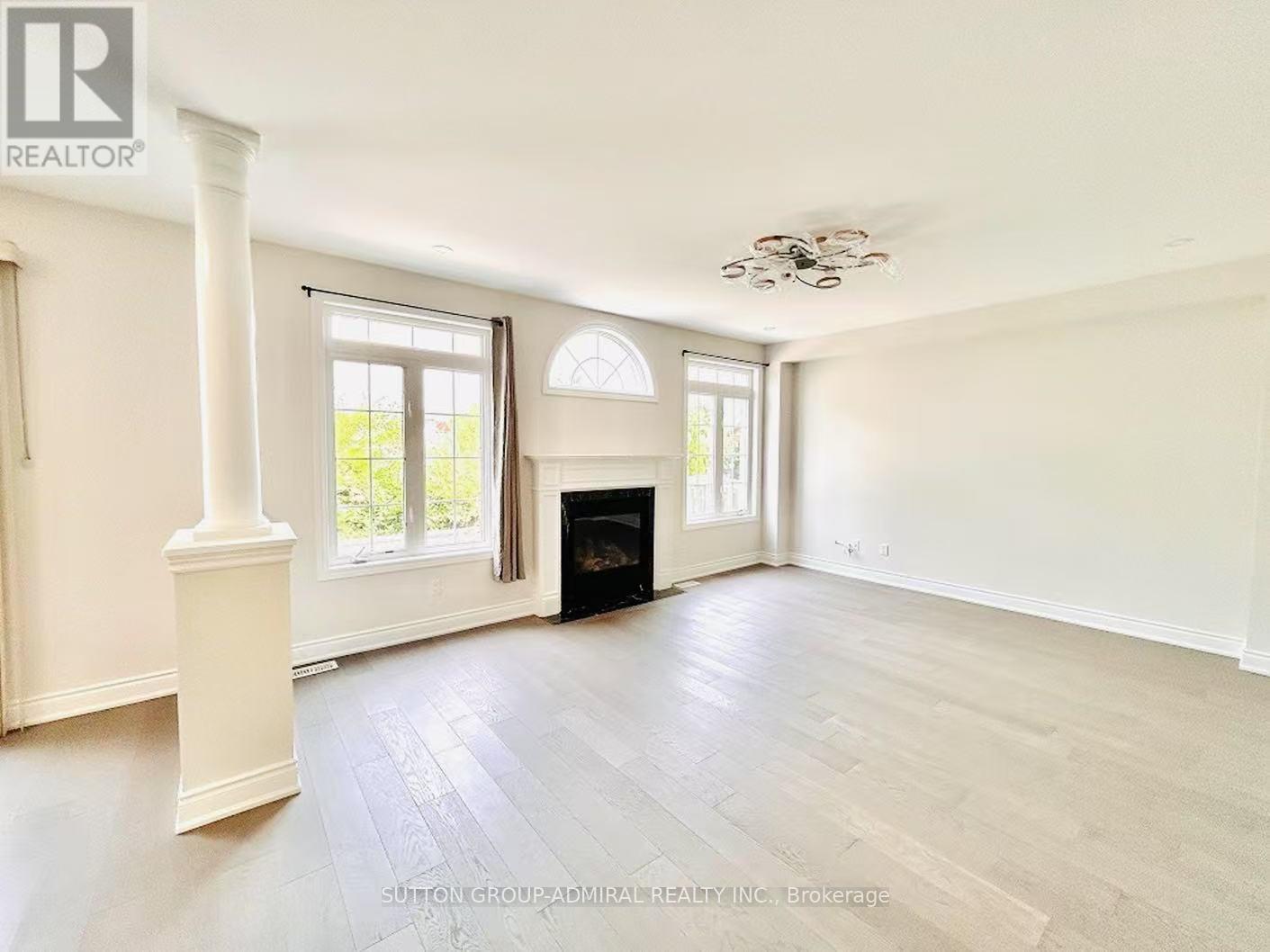 Photo 27 of 4 Castleglen Boulevard, Markham ON
