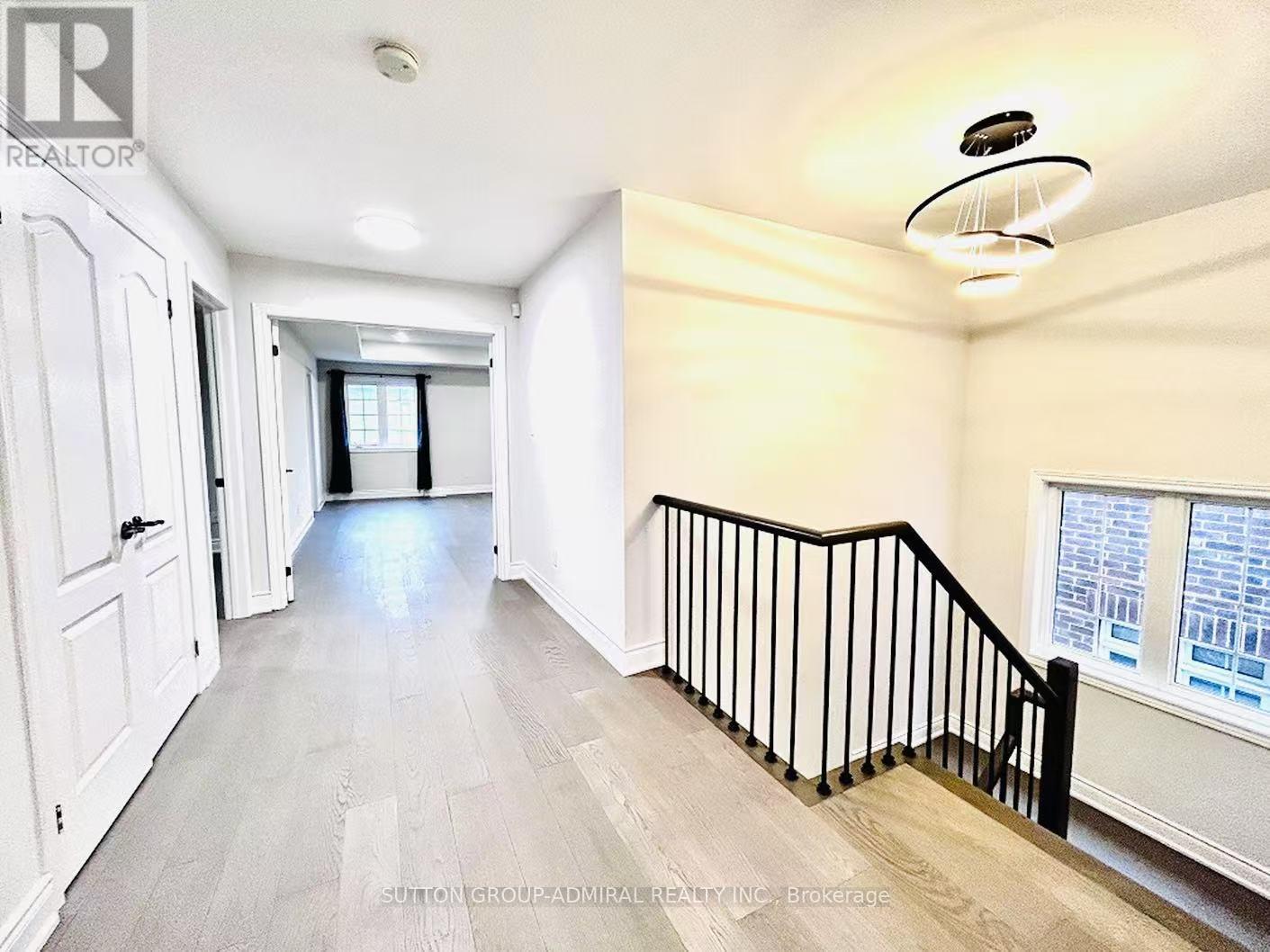 Photo 5 of 4 Castleglen Boulevard, Markham ON