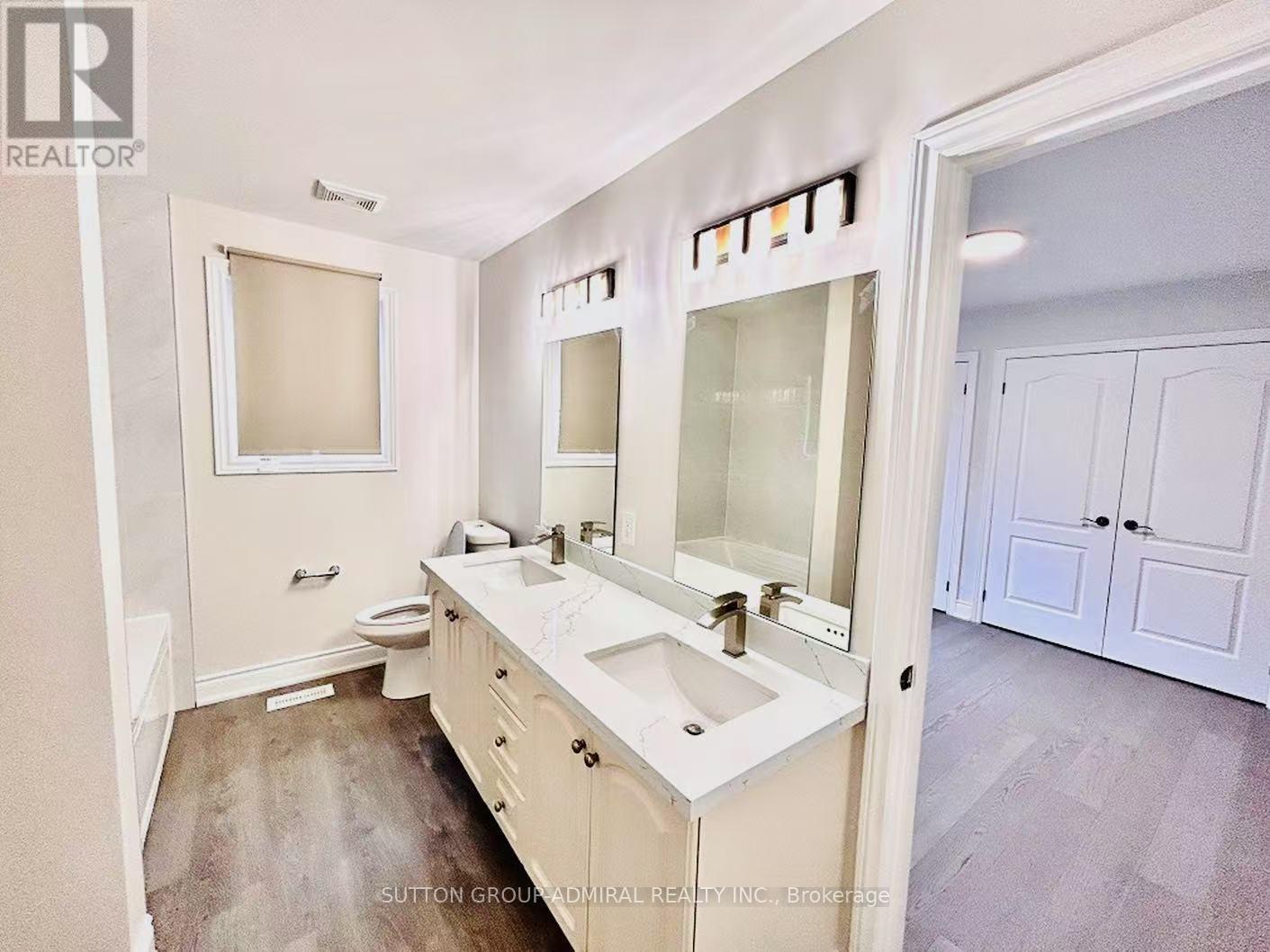 Photo 12 of 4 Castleglen Boulevard, Markham ON