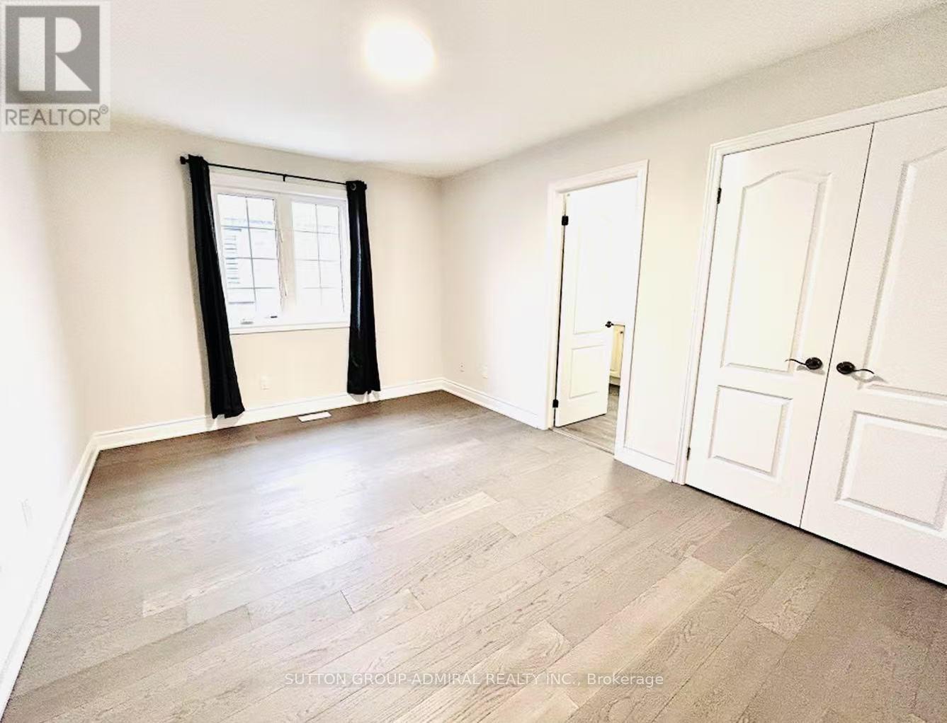 Photo 15 of 4 Castleglen Boulevard, Markham ON