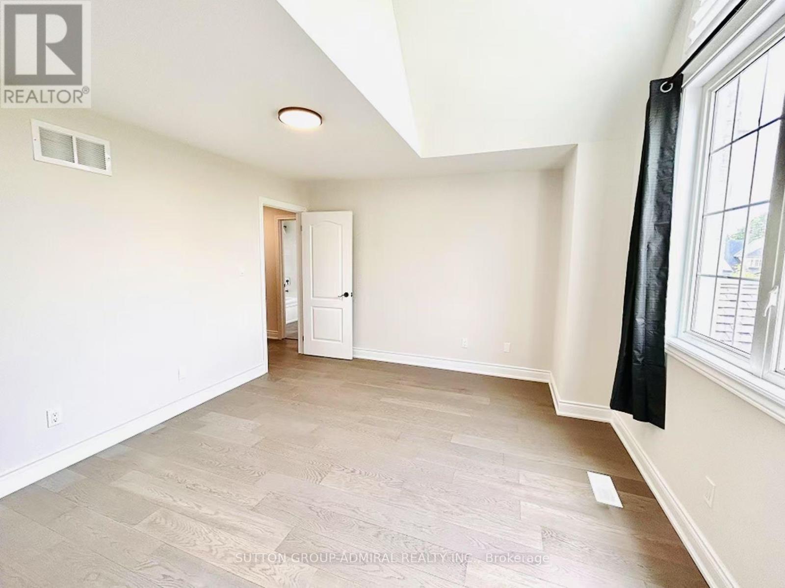 Photo 10 of 4 Castleglen Boulevard, Markham ON