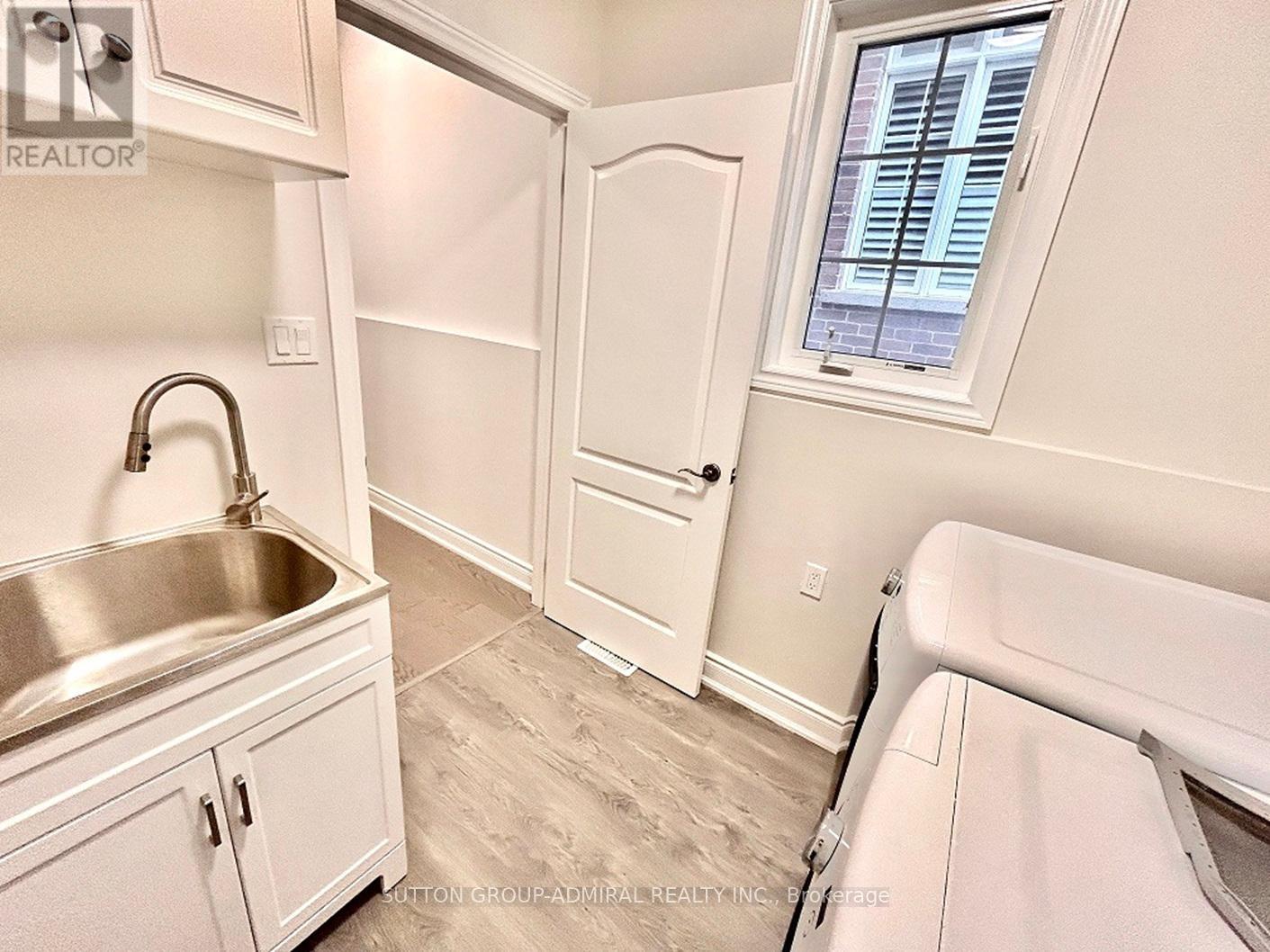 Photo 13 of 4 Castleglen Boulevard, Markham ON