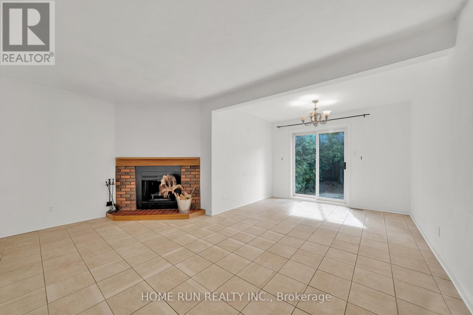 Photo 10 of 2555 Hunters Point Crescent, Ottawa ON