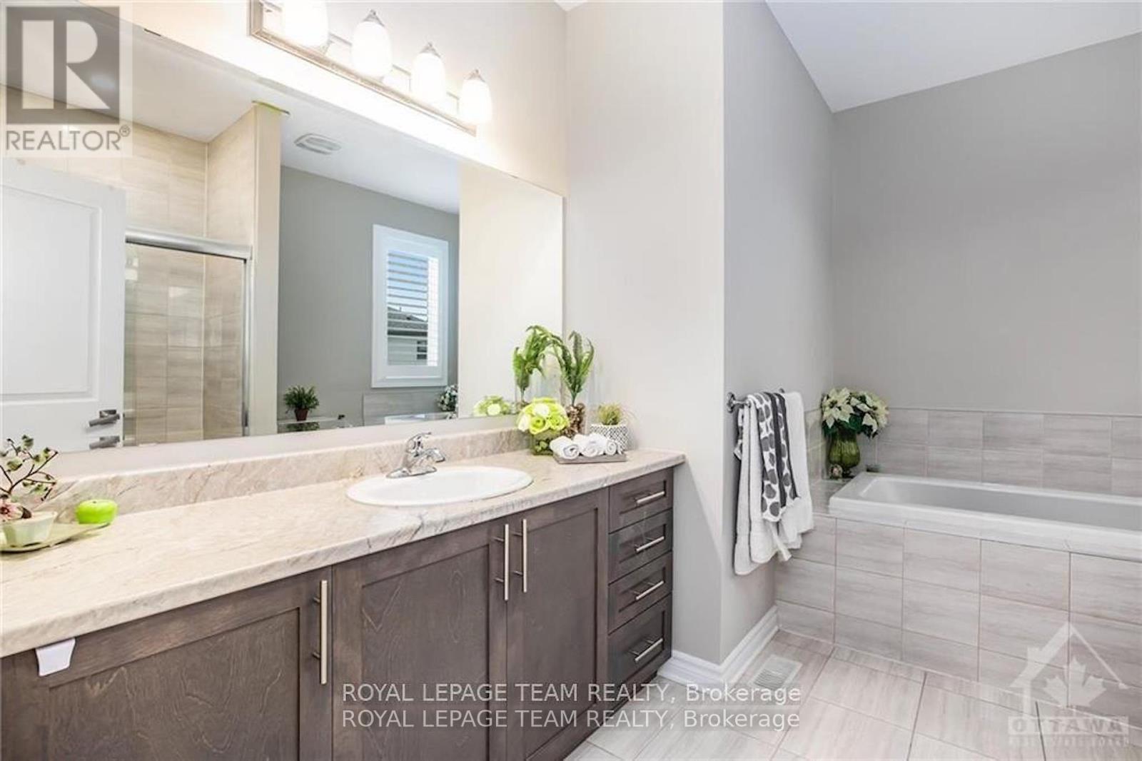 Photo 6 of 240 Saddleback Crescent, Ottawa ON