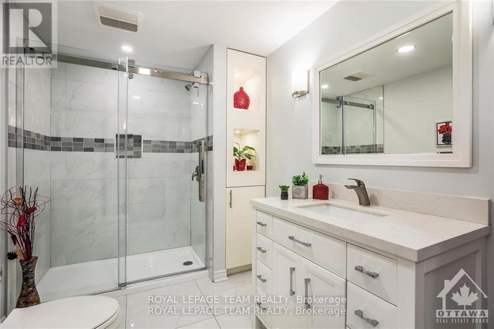 Photo 17 of 240 Saddleback Crescent, Ottawa ON